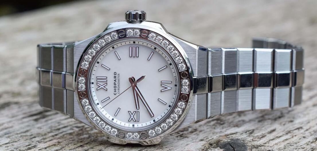 Forever duplication watches online are common with steel material.